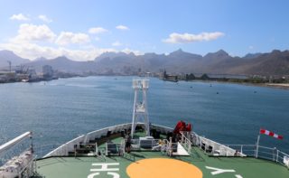 The research vessel Sonne enters a port