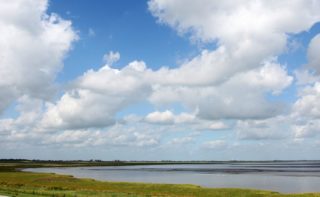 Wolken über Küste am Meer in Norddeutschland