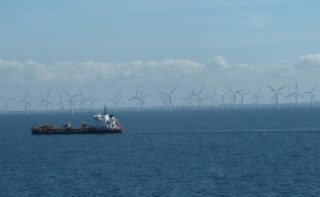 Meer mit Windkraft und Schiff