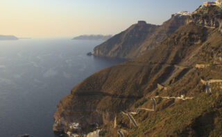 Die malerische Landschaft der heutigen Caldera von Santorini im Abendlicht