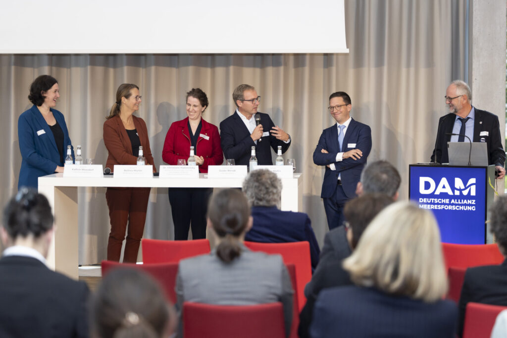 Panel discussion with Kathrin Moosdorf, Bettina Martin, Dr. Christiane Hadamitzky, Guido Wendt, Falko Mohrs and Joachim Harms at the NWMK on October 9, 2023