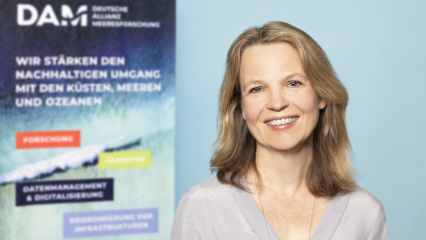 Dr. Ute Wilhelmsen vor dem DAM-Hintergrund