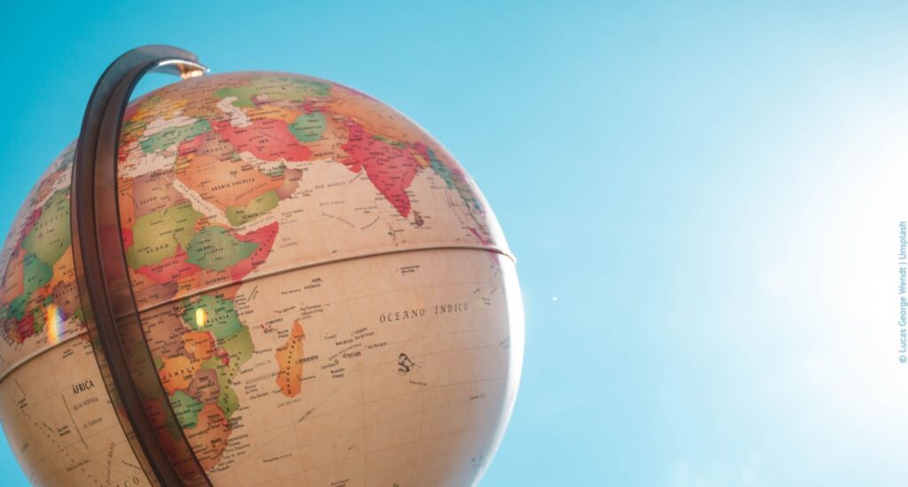 DAM international advisory board: Globus in gleißendem Tageslicht
