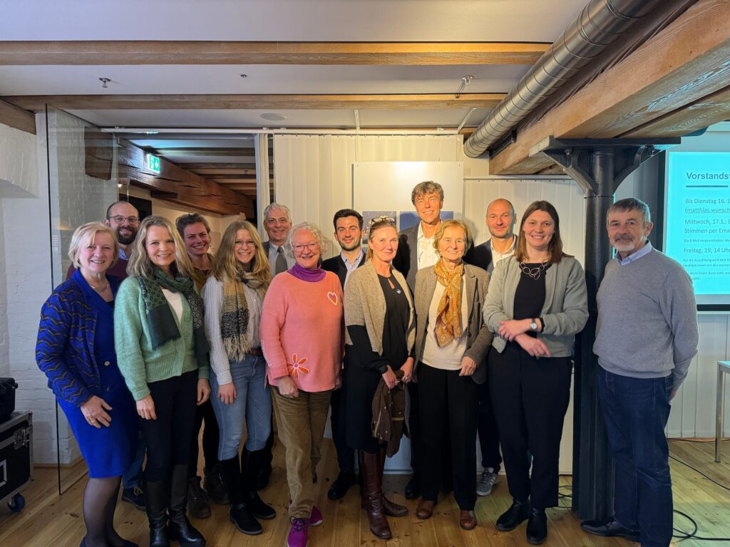 Mitglieder des alten und neuen Deutschen Komitees der Ozeandekade, v.l.n.r.:
Marja Ritterfeld, Matthias Wunsch (IOC Germany), Dr. Ute Wilhelmsen, Cora Hörstmann, Kim Nierobisch, Prof. Dr. Holger Watter, Gesine Meißner, Nuri Max Steinfeld, Anne-Marie Melster, Prof. Dr. Martin Visbeck, Prof. Dr. Karin Lochte, Dr. Alexis Katechakis, Dr. Ulrike Heine (Referentin, ODK), Werner Ekau