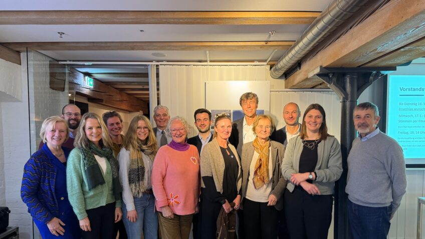 Mitglieder des alten und neuen Deutschen Komitees der Ozeandekade, v.l.n.r.:
Marja Ritterfeld, Matthias Wunsch (IOC Germany), Dr. Ute Wilhelmsen, Cora Hörstmann, Kim Nierobisch, Prof. Dr. Holger Watter, Gesine Meißner, Nuri Max Steinfeld, Anne-Marie Melster, Prof. Dr. Martin Visbeck, Prof. Dr. Karin Lochte, Dr. Alexis Katechakis, Dr. Ulrike Heine (Referentin, ODK), Werner Ekau