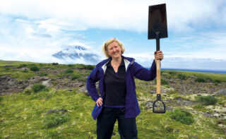 Geowissenschaftlerin Dr. Terry Plank vor dem Mount Carlisle im Aleuten-Bogen während Feldarbeiten zur Sammlung von Proben aus explosiven vulkanischen Ablagerungen