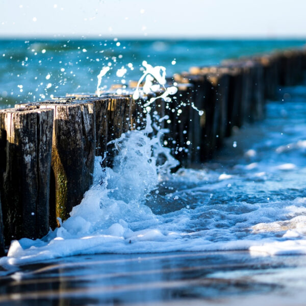 Wellenbrecher, die in gerader Linie ins Meer hineinlaufen