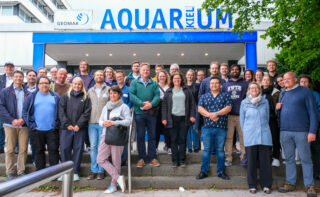 Erstes Treffen in Kiel: Die Teilnehmenden des MULTI-MAREX-Verbundtreffens vor dem Aquarium GEOMAR.Erstes Treffen in Kiel: Die Teilnehmenden des MULTI-MAREX-Verbundtreffens vor dem Aquarium GEOMAR.