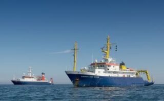Das IOW-Forschungsschiff ELISABETH MANN BORGESE und die ALKOR vom GEOMAR Helmholtz-Zentrum für Ozeanforschung Kiel begleiten den Ostsee-Feldversuch des IOW zu den Effekten von Grundschleppnetz-Fischerei als schwimmende Labore.