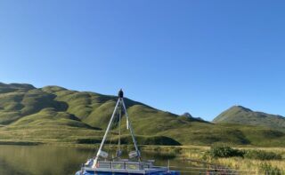 Schwimmende Bohrplattform zur Entnahme von Sedimentkerne aus Seen, Alaska